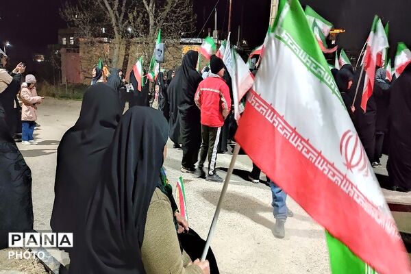 در کنار هم ایستاده ایم-۱