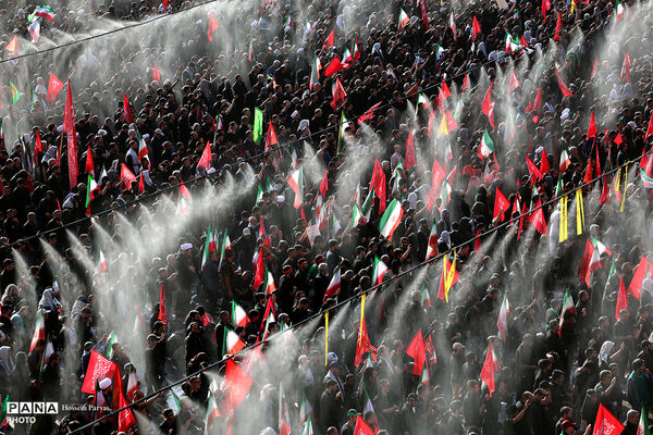  اقامه نماز بر پیکر مطهر رهبر شهید انقلاب و شهدای خانواده ایشان