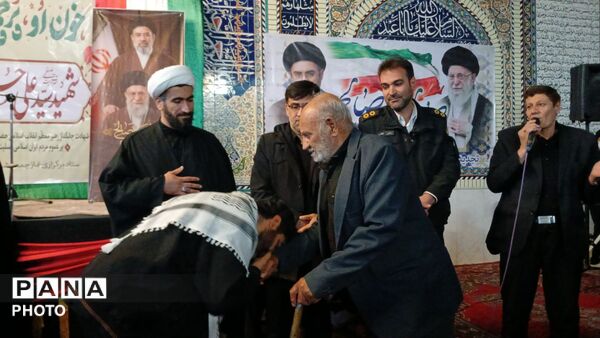 تجدید بیعت مردم بن با سومین رهبر انقلاب اسلامی در آیین گرامیداشت شهدای وطن
