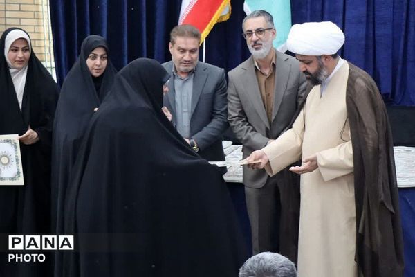 تجلیل از خادمین عرصه تربیت در نمازجمعه باقرشهر و کهریزک 