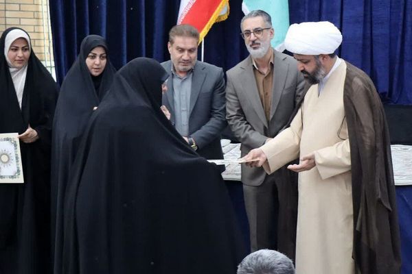 تجلیل از خادمین عرصه تربیت در نمازجمعه باقرشهر و کهریزک 