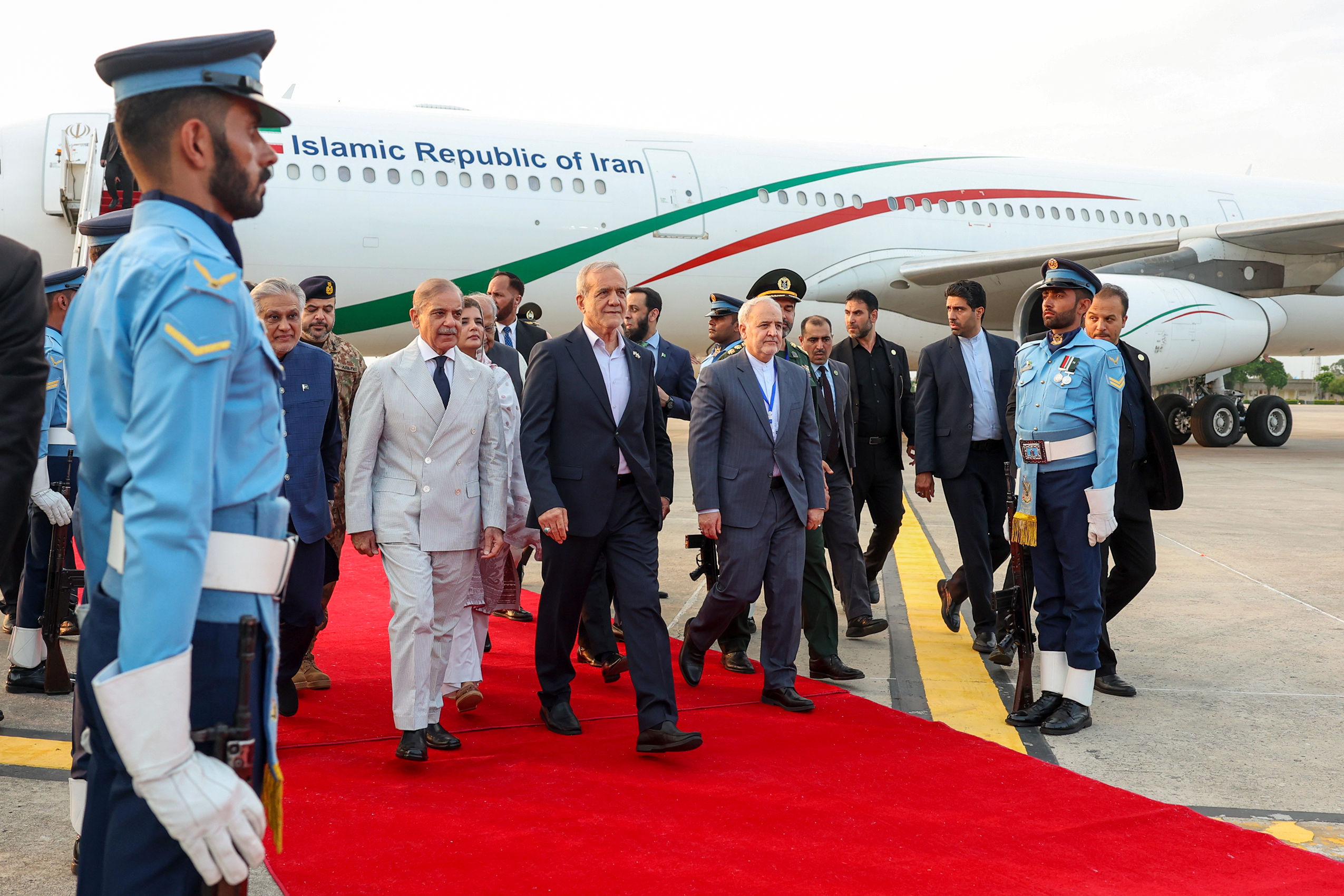 دیپلماسی هوشمندانه؛ سفر پزشکیان به پاکستان فصل جدیدی در روابط تهران-اسلام‌آباد