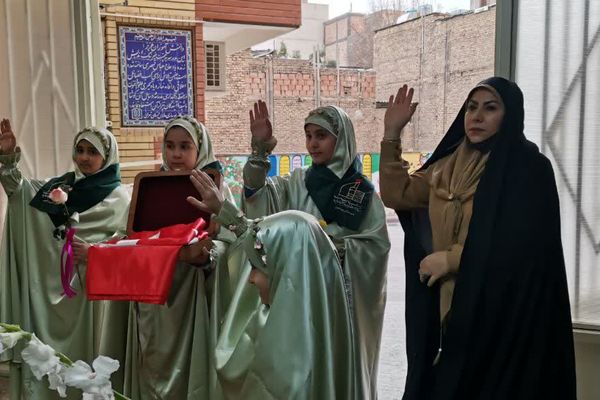 پرچم متبرک امام حسین(ع) میهمان دانش‌آموزان مدرسه زنده‌یاد قمصری