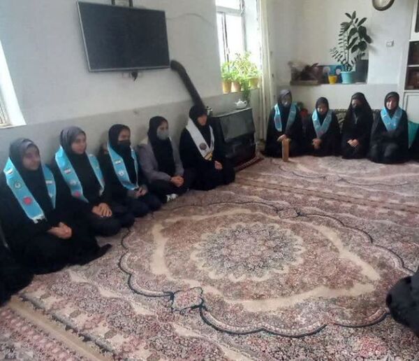 دیدار دانش آموزان آموزشگاه های شهید طاهری و عفاف شهر چنار با خانواده شهید شفیعی