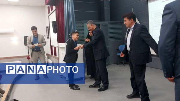 جلسه انجمن اولیا و مربیان در دبیرستان دوره دوم آرمینه مصلی نژاد