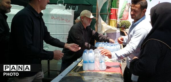  خدمت صادقانه خادمان و پذیرایی گرم از زائران در موکب تنکمان