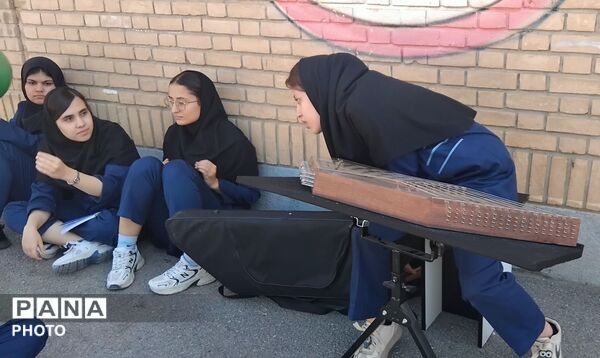همراهی موسیقی زنده هنرمندان دبیرستان طیبه با صبحانه دانش‌آموزان