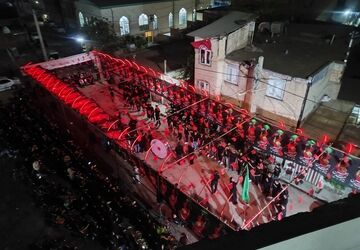 طنین نوای سقایی و دمام‌زنی در هیئت سیدالشهدا(ع) کمالشهر در روز عاشورا 