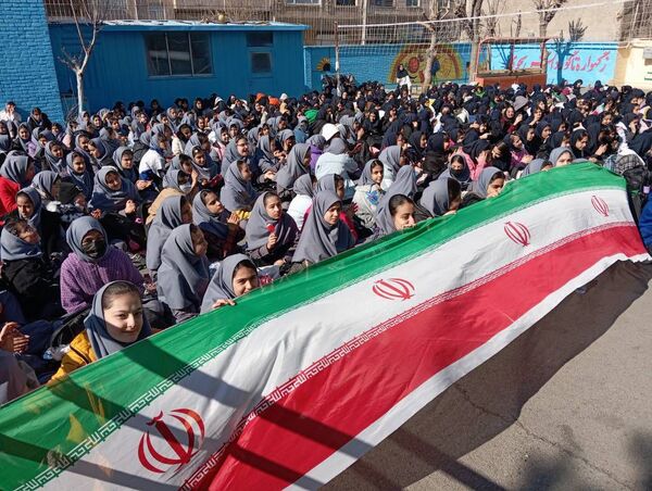 حال و هوای دبیرستان دانش‌نیا در  جشن‌های اعیاد شعبانیه و دهه فجر 