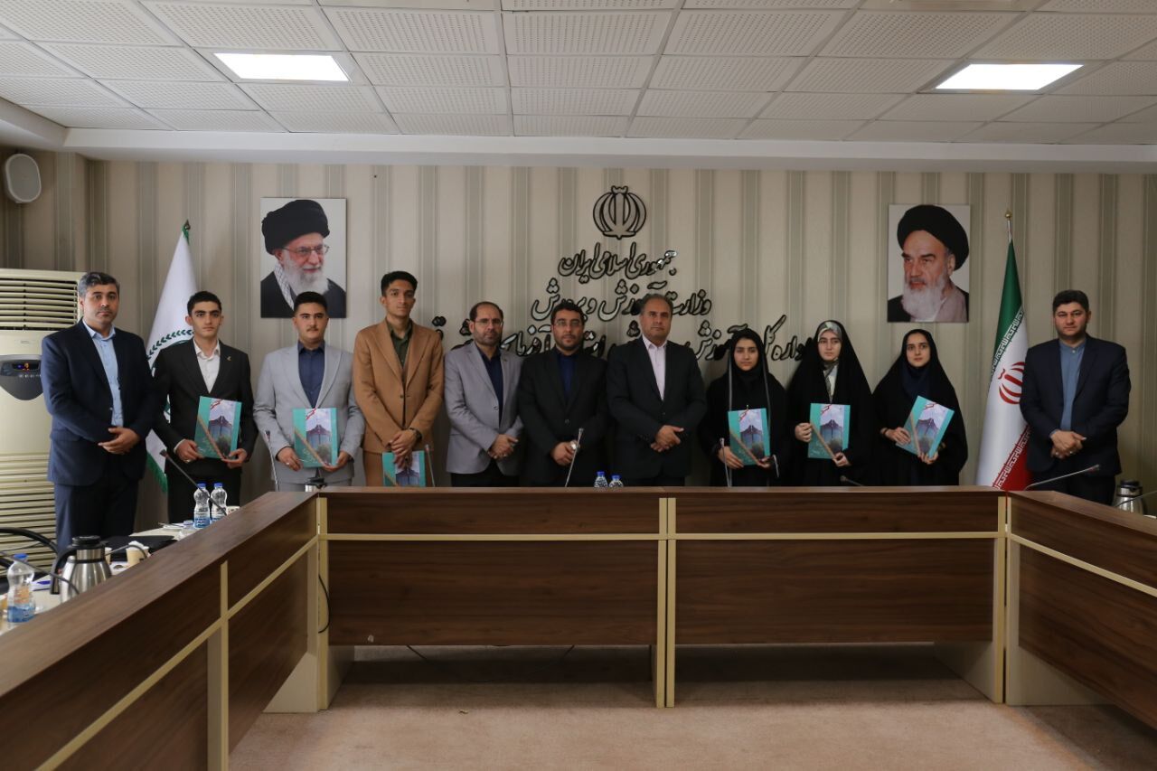 نشست مدیرکل آموزش و پرورش آذربایجان شرقی با نمایندگان مجلس دانش‌آموزی