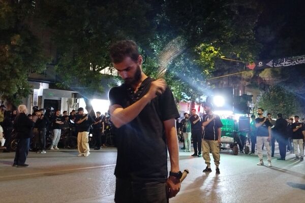 مراسم زنجیر زنی در شب تاسوعای حسینی در حسینیه امام خمینی(ره)نیشابور