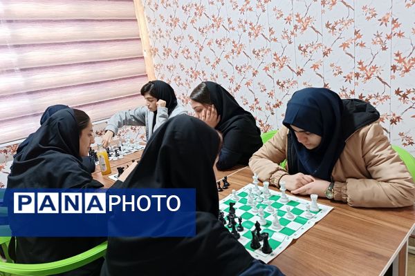 رقابت فکری دانش‌آموزان ورامینی در مسابقات شطرنج کانون هدایت
