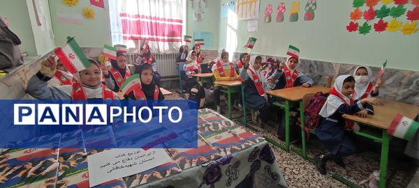 توزیع کتاب « از ایرانمان دفاع می کنیم » در بین دانش‌آموزان پیشتاز مدرسه شهید خاقانی شهرستان شیروان