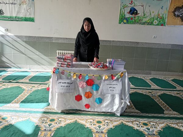 اهدای چادر به مناسبت روز دختر در خلیل‌آباد