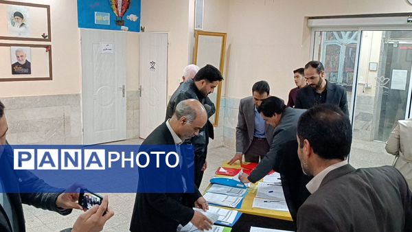 تقدیر از برترین های مدرسه نمونه آیت‌الله خامنه‌ای 