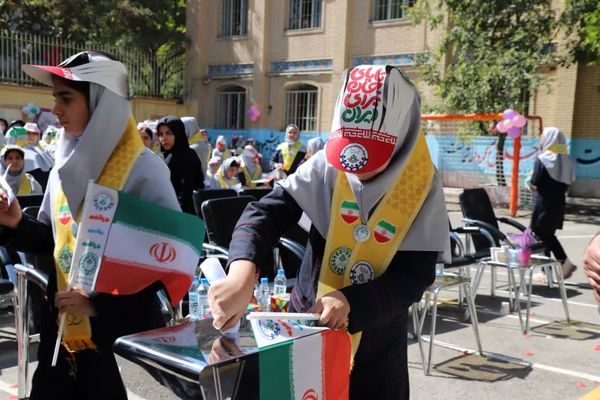 جشن عاطفه‌ها در دبیرستان ۱۳ آبان تبریز