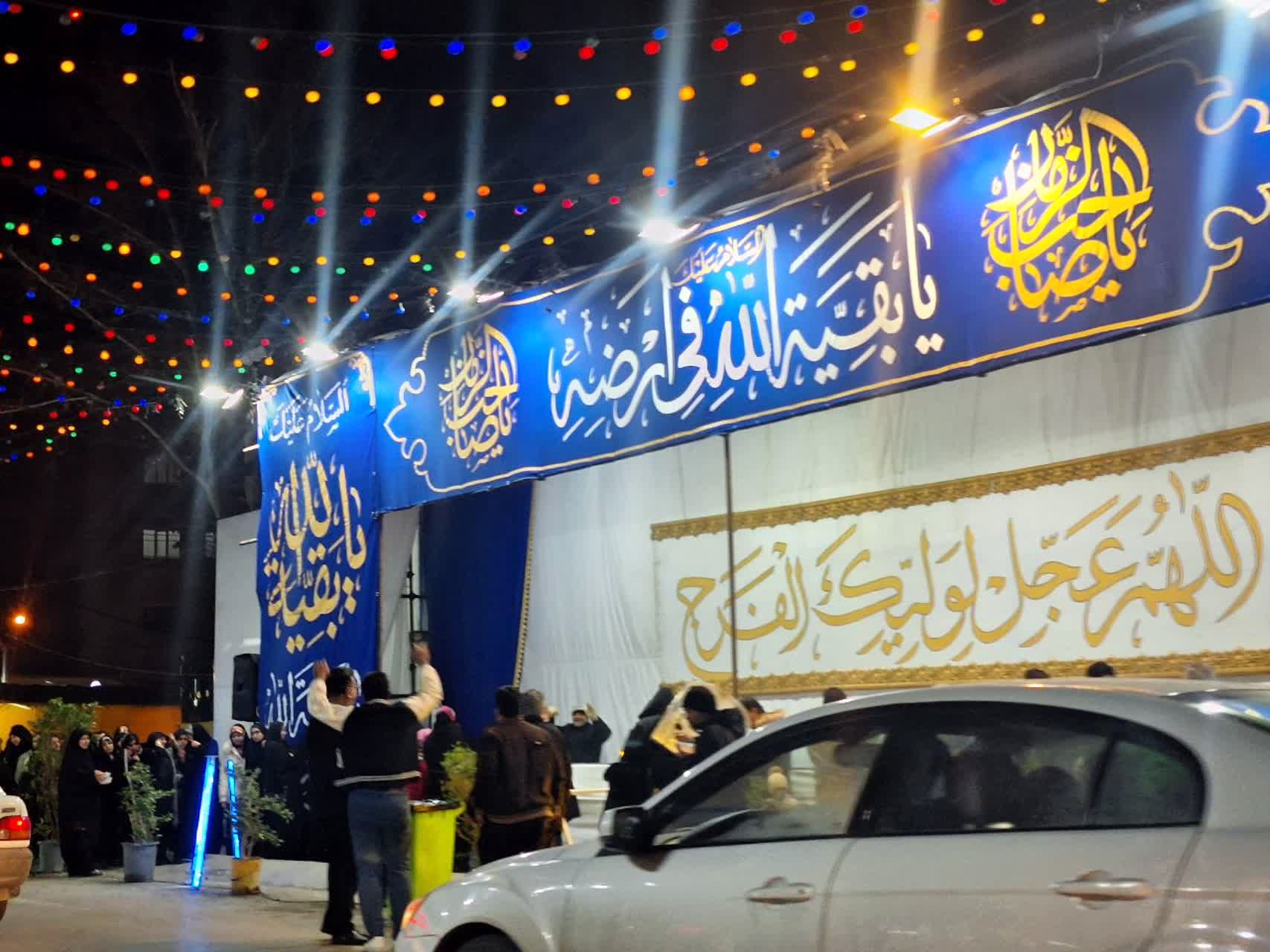 شادی مردم در کوچه وخیابان‌های مشهد در شب نیمه شعبان