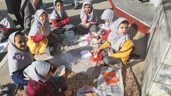 صبح پرانرژی با صبحانه سالم در دبستان نیایش