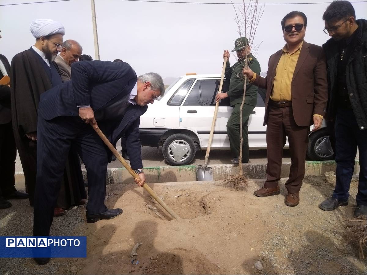 مراسم درخت کاری در مدرسه پویندگان فرهنگ شهرستان خلیل آباد 