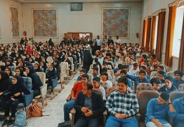آیین تقدیر از برگزیدگان جشنواره فرهنگی-هنری فردا در کانون اندیشه کرمان