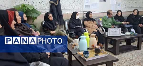 برگزاری کارگاه آموزشی بازی و یادگیری در جمع همکاران دبستان هیات امنایی ملاصدرا 