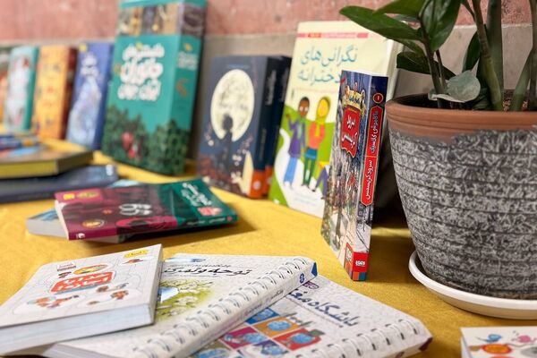 وقتی کتاب‌ها در مدرسه صف می‌کشند؛ استقبال پرشور دانش‌آموزان از نمایشگاه کتاب