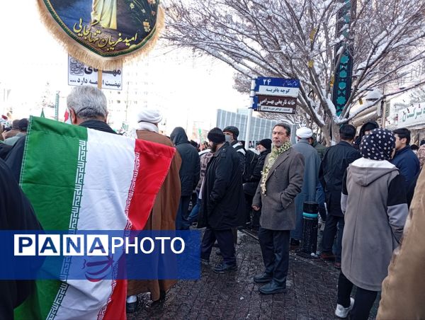 راهپیمایی ۲۲ بهمن در مشهد با حضور فرمانده واحدهای حوزه ۱۹ بسیج دانش‌آموزی منطقه تبادکان