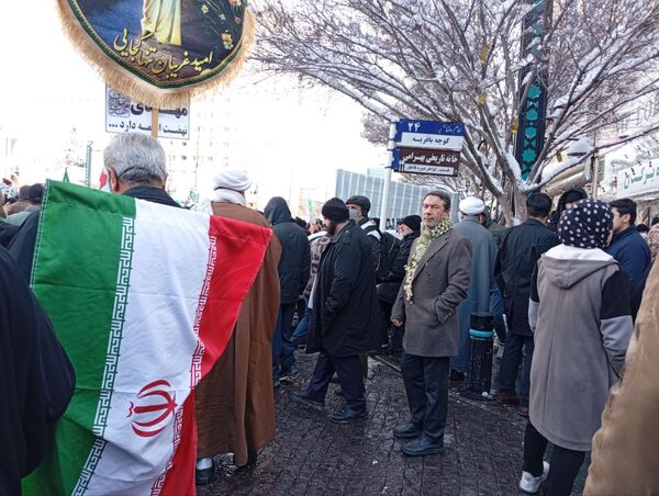 راهپیمایی ۲۲ بهمن در مشهد با حضور فرمانده واحدهای حوزه ۱۹ بسیج دانش‌آموزی منطقه تبادکان