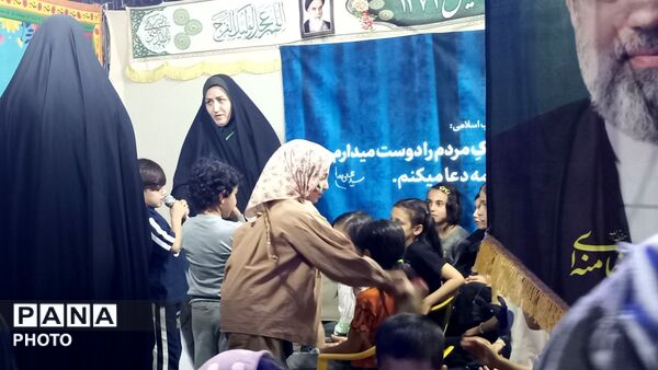 تجمع مردم شهر فردوسیه در دهه امامت در کنار شهدای گمنام