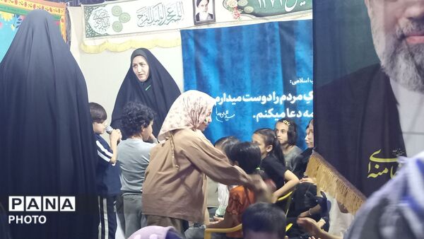 تجمع مردم شهر فردوسیه در دهه امامت در کنار شهدای گمنام