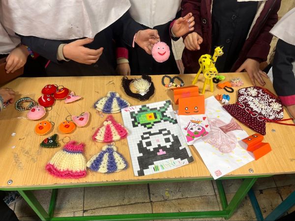 نمایشگاه دست‌سازه‌های دانش‌آموزان آموزشگاه جوادالائمه(ع) به مناسبت دهه فجر