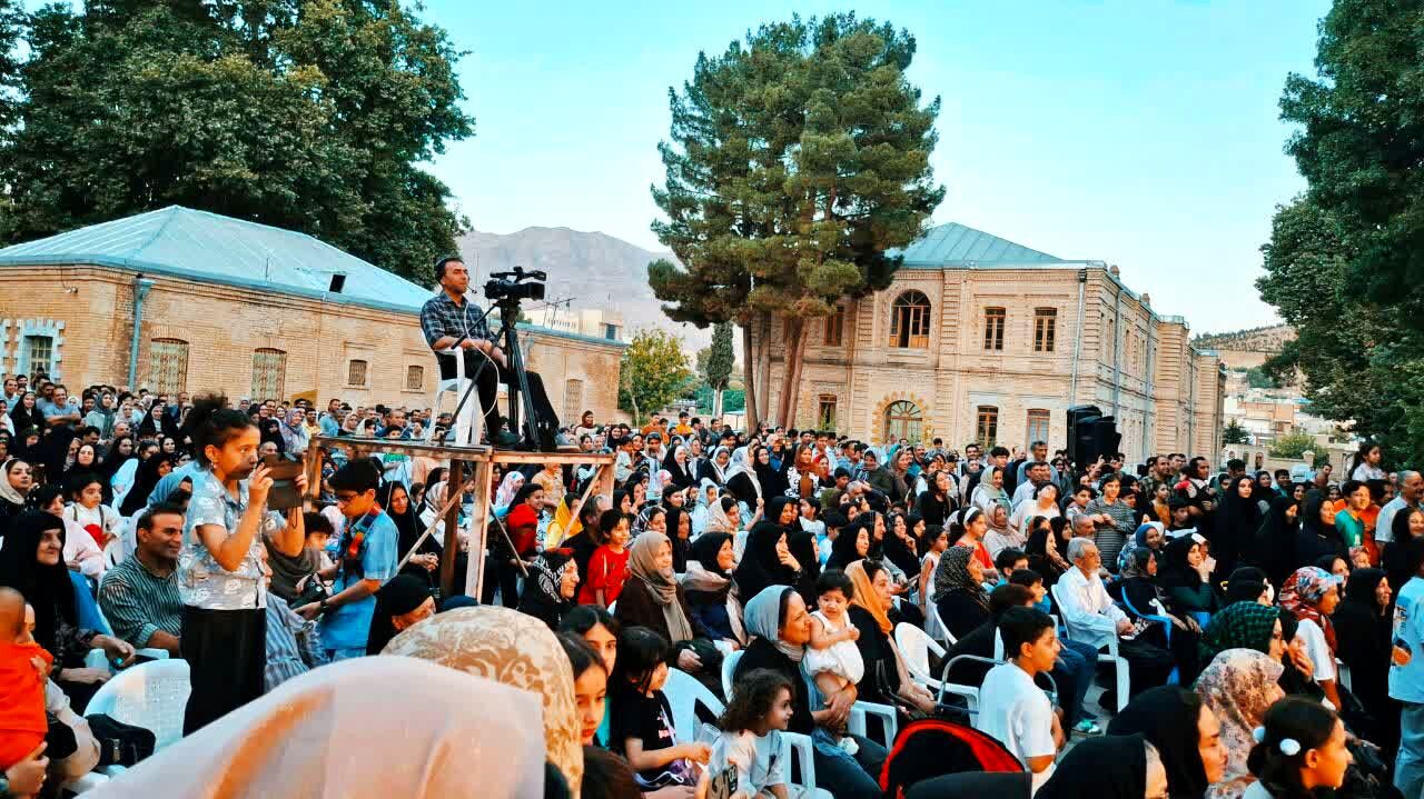 مردم و هنرمندان لرستانی در ویژه‌برنامه ولادت پیامبر اعظم (ص) گرد هم آمدند