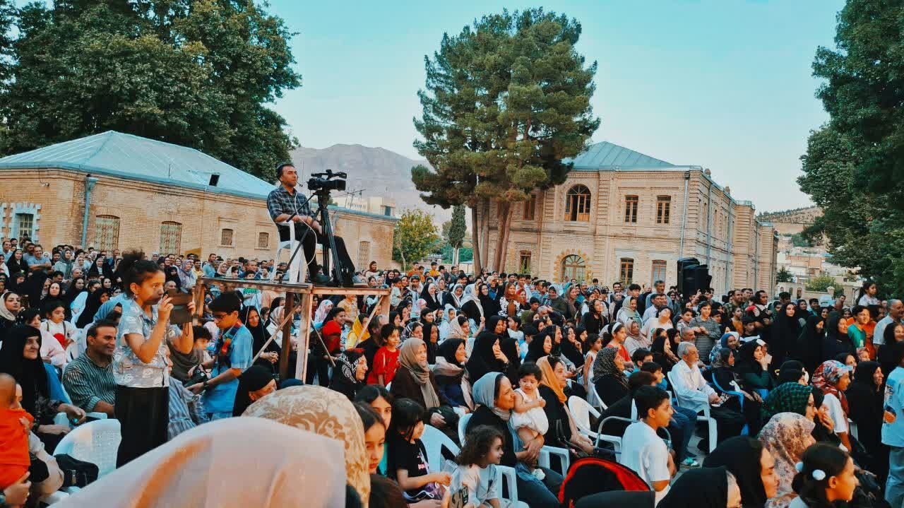 مردم و هنرمندان لرستانی در ویژه‌برنامه ولادت پیامبر اعظم (ص) گرد هم آمدند