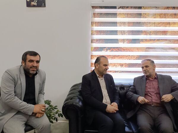 دیدار نوروزی نماینده شهرستان‌های محمودآباد و نور با مدیران ادارات در محمودآباد 