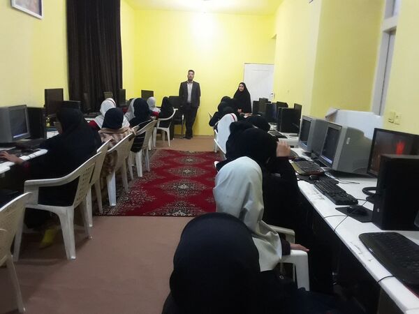 کلاس یادگیری کار با رایانه در کانون لقمان