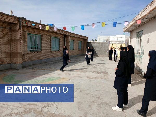 جشن ولادت منجی عالم در دبیرستان مرحوم میری بزنجرد خلیل آباد