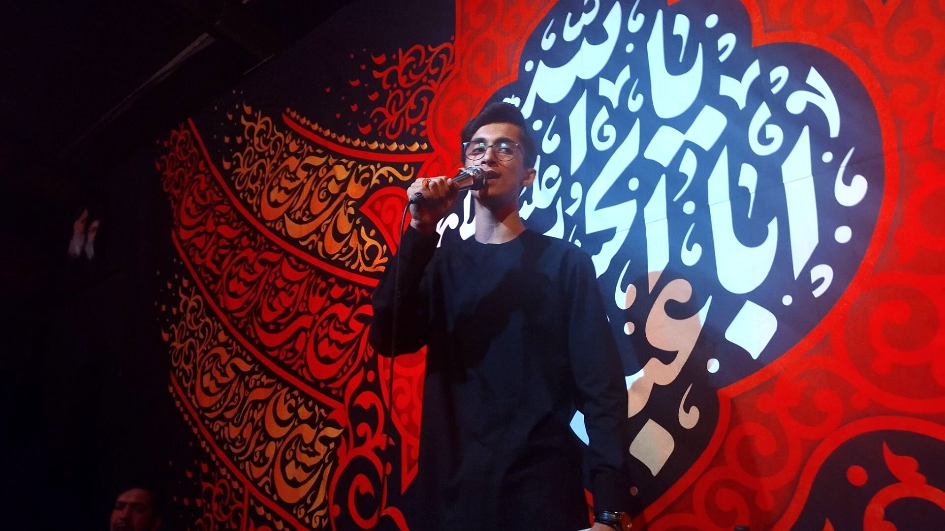 حضور مردم در هیئت انصارالمهدی در سومین شب محرم
