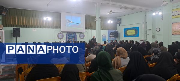 جلسه آموزش خانواده ویژه والدین پایه‌های دهم و یازدهم در دبیرستان شاهد ابوذر غفاری 