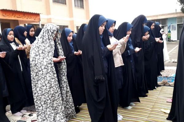  نماز باران در مدرسه جنت با حضور جمعی دانش‌آموزان