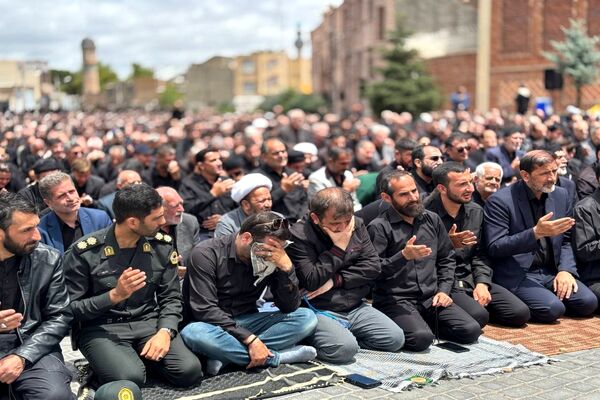 اقامه نماز ظهر عاشورا و آیین تعزیه‌خوانی در اردبیل 