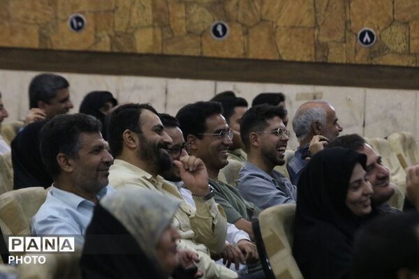 میزبانی میبد از طنزپردازان یزدی در شبی سرشار از لبخند