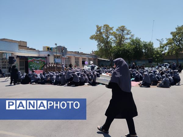 تجلیل از معلمان نمونه در مدرسه تقوا مشهد