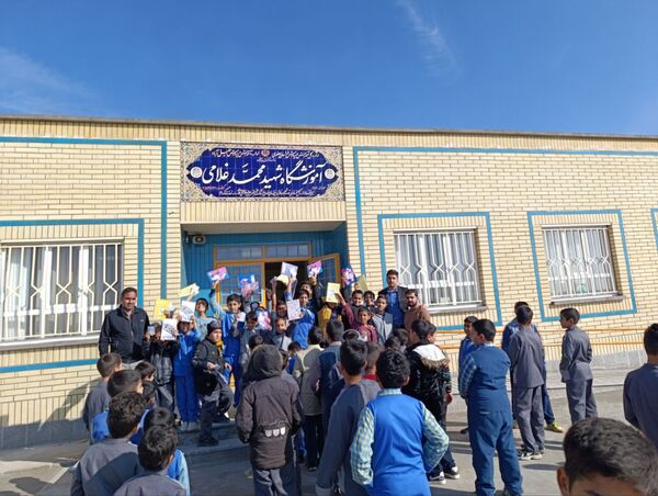 تجلیل از برگزیدگان مسابقات در مدرسه شهید غلامی خلیل آباد 