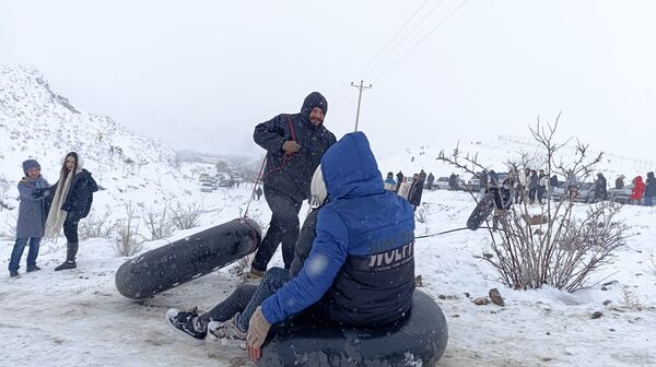  برف بازی مردم نیشابور در روستای برف ریز 