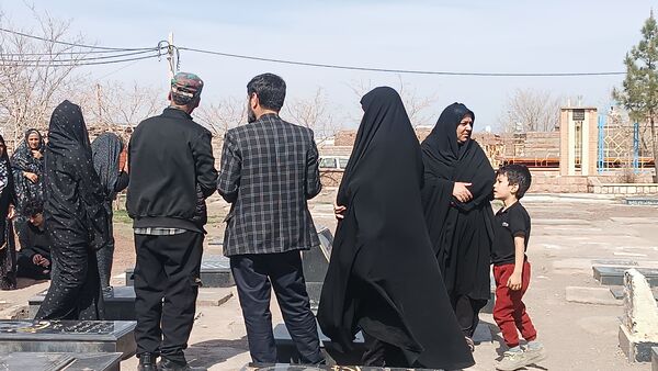 دلتنگی و حضور مردم روستای حسن آباد بلهر بر سر مزار شهیدان و عزیزانشان  