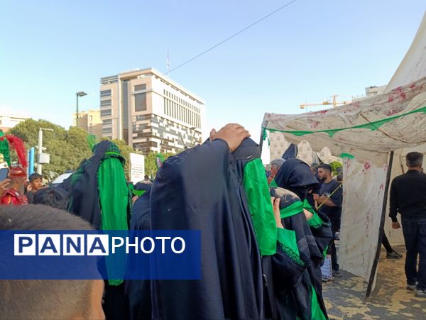 حال و هوای حرم رضوی و خیابان های اطراف آن در عاشورای حسینی