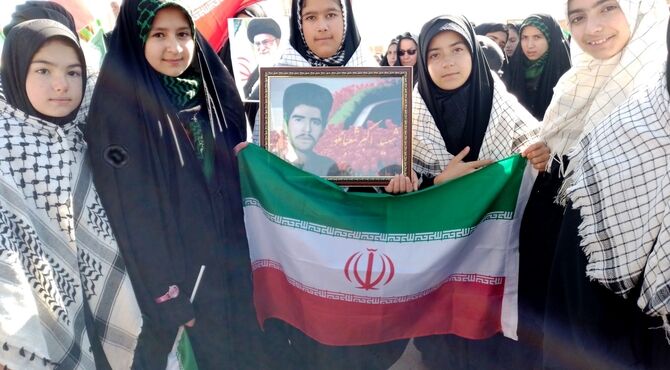 حضور دانش‌آموزان دبیرستان باهنر  در راهپیمایی روز هفتم شهادت رهبر انقلاب