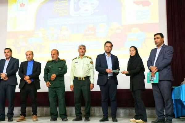 تجلیل از برگزیدگان دانش‌آموزی مسابقات فرهنگی و هنری جشنواره هما شهرستان دشتستان 