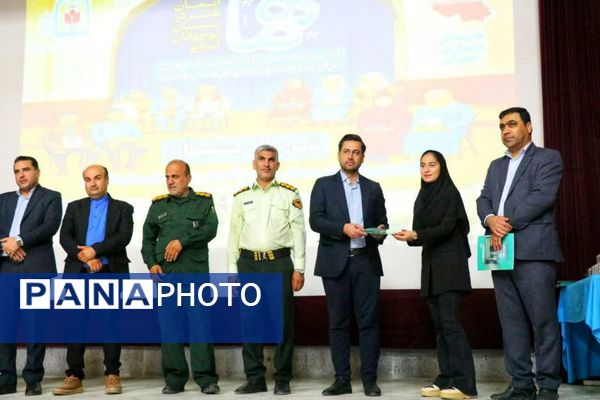 تجلیل از برگزیدگان دانش‌آموزی مسابقات فرهنگی و هنری جشنواره هما شهرستان دشتستان 