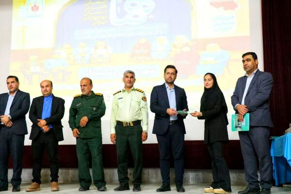 تجلیل از برگزیدگان دانش‌آموزی مسابقات فرهنگی و هنری جشنواره هما شهرستان دشتستان 